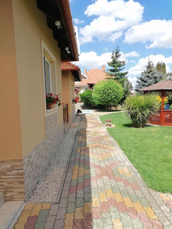 Kaktuszvirag Apartmanhaz Hajdúszoboszló Exterior foto